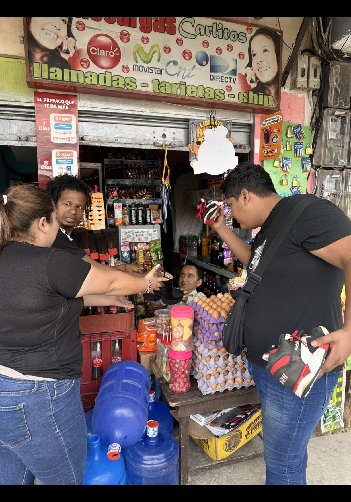 Intento camb!ar los zapatos por com!da, los zapatos no eran suyos#estadosunidos🇺🇸 #mexico #reflexiones 