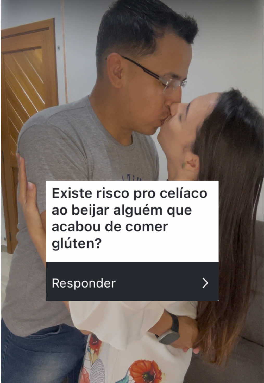 Por muito tempo, eu fui a pessoa que fazia meu marido fazer lavagem bucal completa antes de me beijar. E eu não tenho vergonha de dizer: era medo. Medo de me contaminar, medo do desconhecido, medo do “e se…”. Mas um estudo recente me deixou muito mais tranquila. As pessoas consumiram glúten, deram um beijo… e a maioria já estava com menos de 20 ppm na saliva. Depois de alguns goles de água, todas ficaram abaixo desse limite. Então hoje eu sei: o risco existe, mas é pequeno. Ainda peço para ele tomar um copo de água, por segurança emocional minha, mas não vivo mais naquele pânico. Agora… contexto é tudo: É bem diferente beijar alguém que comeu um alimento com glúten de beijar alguém tomando cerveja com glúten o tempo inteiro. Aí sim pode ser arriscado, porque a exposição é constante. Cada caso é um caso. Mas a verdade é que informação traz paz. E esse estudo me devolveu exatamente isso.  Fonte: @celiacdiseasefoundation  #celiacosapoiamceliacos #doencaceliaca