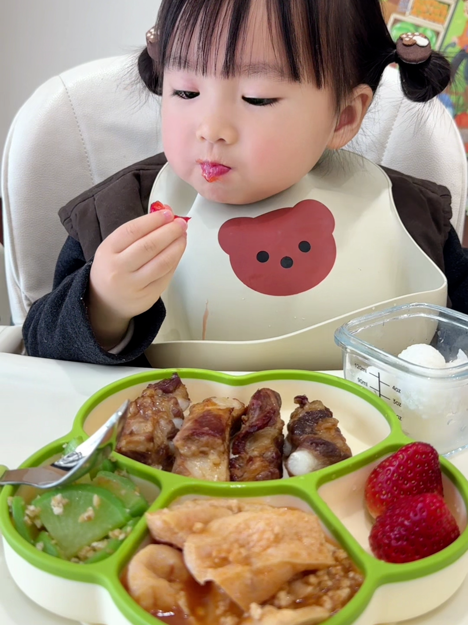 Today I'm wearing a bear bib! ฅʕ•̫͡•ʔฅ #babyeating #babygirl #cuty #babyeatingfood #baby