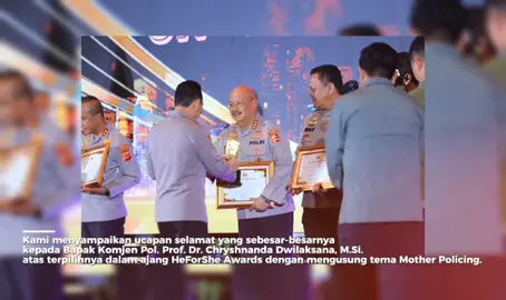 Pada 28 November 2025, Gedung The Tribrata Jakarta dipenuhi suasana hangat dan penuh harapan ketika HeForShe Awards kembali digelar. Acara yang setiap tahun merayakan dedikasi dan komitmen terhadap kesetaraan gender ini menghadirkan para tokoh inspiratif dari berbagai bidang. Namun, sorotan utama tertuju pada satu sosok yang malam itu berdiri sebagai penerima penghargaan tertinggi. Dengan penuh kebanggaan, diumumkan bahwa Komjen Pol. Prof. Dr. Chryshnanda Dwilaksana, M.Si., terpilih sebagai pemenang HeForShe Awards 2025 berkat gagasan visionernya tentang “Mother Policing.” Konsep ini menekankan pendekatan kepolisian yang humanis, empatik, dan penuh kepedulian—sebuah paradigma yang menempatkan rasa aman dan kemanusiaan sebagai inti pelayanan. Tepuk tangan meriah memenuhi ruangan ketika beliau melangkah naik ke panggung, membawa serta kehormatan bagi institusi, keluarga, dan semua yang mendukung perjuangannya. Penghargaan ini menjadi simbol bahwa perubahan dapat dimulai dari kepedulian, dan bahwa kekuatan terbesar dalam menjaga masyarakat sering kali berakar pada nilai-nilai keibuan: melindungi, merawat, dan memanusiakan. Malam itu, The Tribrata bukan hanya menjadi saksi sebuah pencapaian, tetapi juga tonggak baru bagi gerakan menuju dunia yang lebih setara dan berbelas kasih.