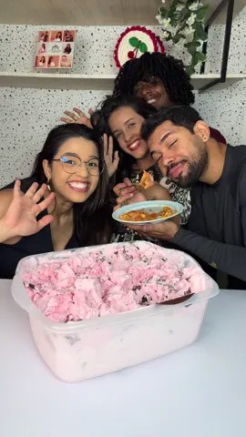 Ingredientes da Base 	•2 xícaras de açúcar (refinado no liquidificador) 	•2 litros de leite 	•2 colheres de sopa de liga neutra Preparo da Base 	1.Coloque o leite, o açúcar refinado e a liga neutra no liquidificador. 	2.Bata bem até ficar homogêneo. 	3.Leve a mistura ao congelador até endurecer completamente. 	4.Depois de congelado, divida a base em 4 porções iguais. Não coloque tudo na batedeira de uma vez, pois não mistura adequadamente. Para cada uma das 4 partes congeladas, adicione: 	•1 colher (sopa) de sabor morango para sorvete 	•1 colher (sopa) de leite em pó 	•1/5 colher (café) de emustab 	Coloque apenas 1 porção congelada por vez na batedeira. 	Adicione o sabor, o leite em pó e o emustab nas quantidades acima. 	Bata até a mistura triplicar de volume e ficar bem cremosa. 	Repita o processo com as outras 3 porções. 	Leve ao congelador para firmar.