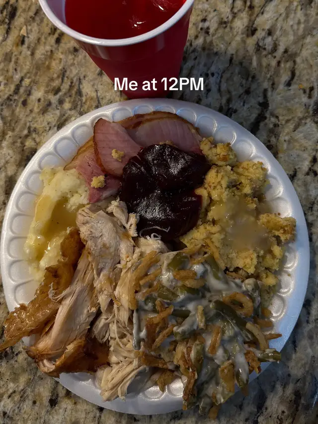We eat at 12PM so goodmorning from my food coma #thanksgiving #foodcoma #thanksgivingdinner 