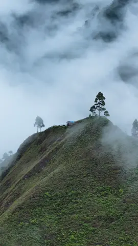 Entre nubes y silencio, también existe hogar. Así se ve la paz cuando se esconde en las montañas. 📍Ecuador #Naturaleza #Loja  #Montañas #Niebla #PaisajesDeEcuador 