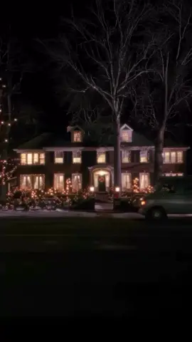 فيلم Home Alone (1990): فيلم كوميدي عائلي كلاسيكي تدور قصته حول الطفل كيفن ماكاليستر (ماكولي كولكين) الذي تستيقظ عائلته صباح السفر لتكتشف – بعد الإقلاع – أنهم نسوا كيفن وحده في المنزل. يستمتع كيفن بحريته في البداية، لكن سرعان ما يواجه لصّين أغبياء يخططان لسرقة المنزل، فيقرر كيفن الدفاع عنه بذكائه ويضع لهم فخاخاً مضحكة ومؤلمة تجعل الفيلم من أكثر الأعمال ترفيهاً في التسعينات . . . . #fyp #movies #اكسبلور #سينما #movie     