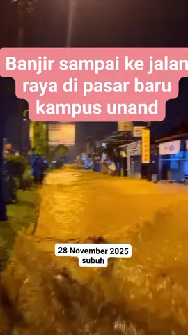 Jumat (28/11), air sudah sampai ke jalan Raya Pasar Baru, kampus UNAND.