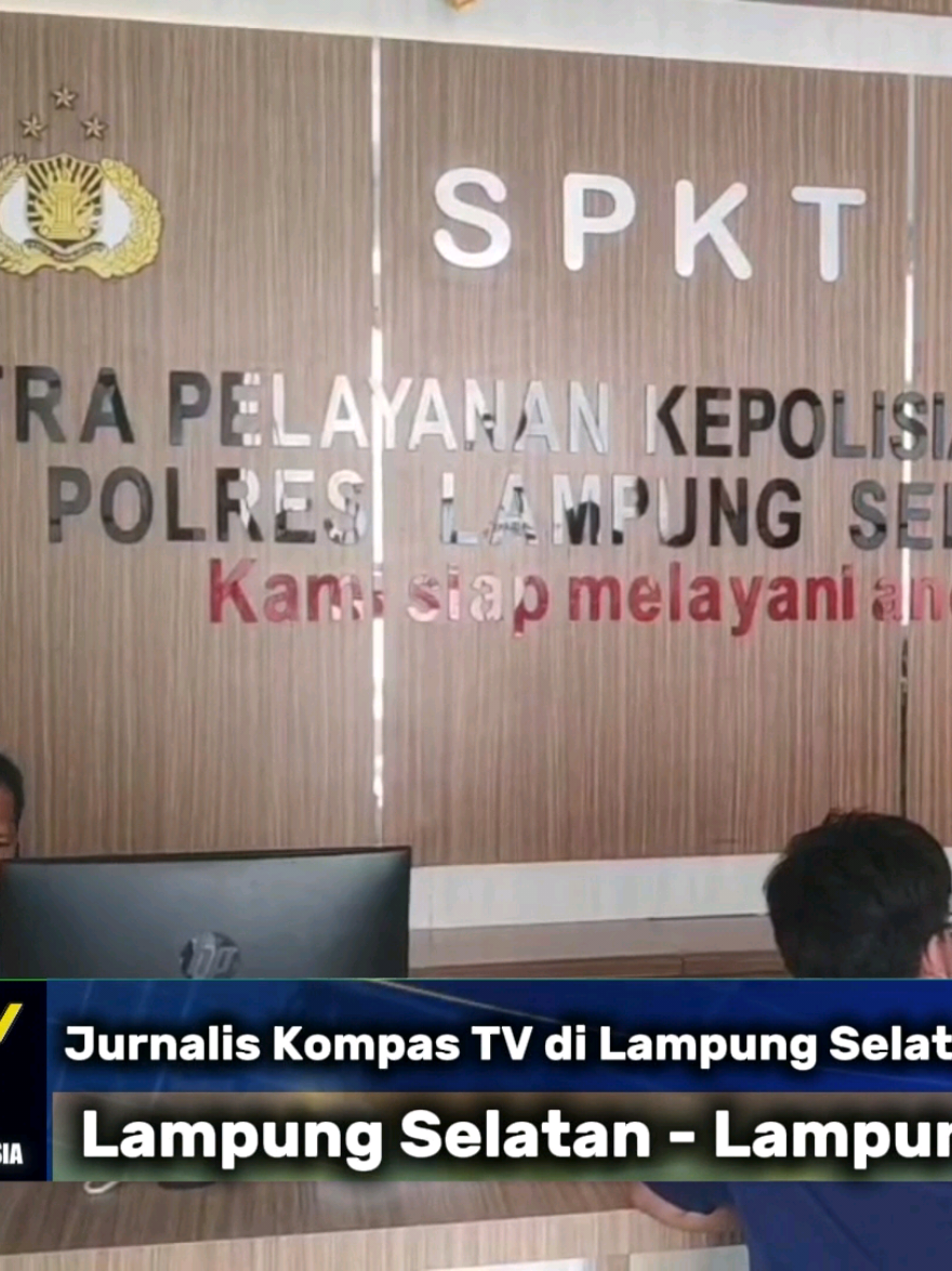 Jurnalis Kompas TV di Lampung Selatan mengalami aksi Intimidasi preman Seorang jurnalis kompas tv di lampung selatan mengalami aksi intimidasi diduga dilakukan oleh sekelompok preman saat melakukan peliputan. Merasa terancam, korban melaporkan peristiwa tersebut ke polres lampung selatan pada rabu 26 november 2025. Inilah rekaman detik-detik saat sekelompok pria diduga preman mengintimidasi seorang jurnalis kompas tv, Teuku Khalidsyah.Terlihat empat pria menghampiri dan mengintrogasi korban dengan nada tinggi disertai ancaman. Meski telah menjelaskan bahwa dirinya adalah jurnalis kompas tv,  para pelaku tetap menekan dan diduga mengancam dengan gerakan seolah-olah ingin mengeluarkan senjata tajam. Aksi intimidasi terhadap jurnalis ini mengundang kecaman dari berbagai pihak,  termasuk IJTI Lampung yang mendesak kepolisian untuk segera mengungkap dan menindak para pelaku demi menjamin keamanan pekerja pers di lapangan. Teuku Khalidsyah mengatakan, saat tengah meliput dugaan pemerasan tanah milik warga oleh sekelompok pria di Desa Legundi,  Kecamatan Ketapang, Lampung Selatan. Tanpa diduga, sekitar sembilan pria datang dan meminta penjelasan terkait berita media online. Ketua IJTI lampung Andres Afandi, mengecam keras aksi premanisme terhadap jurnalis, kami mendesak pihak ke polisian segera mengungkap dan menindak para pelaku demi menjamin keamanan pekerja pers di lapangan. Atas insiden tersebut,  korban mengaku mengalami trauma dan melapor ke polres lampung selatan. Pihak kepolisian diharapkan dapat segera mengambil tindakan untuk melindungi jurnalis dan menjamin kebebasan pers.(Jupri) #intimidasi #pers #premanisme #liputan 