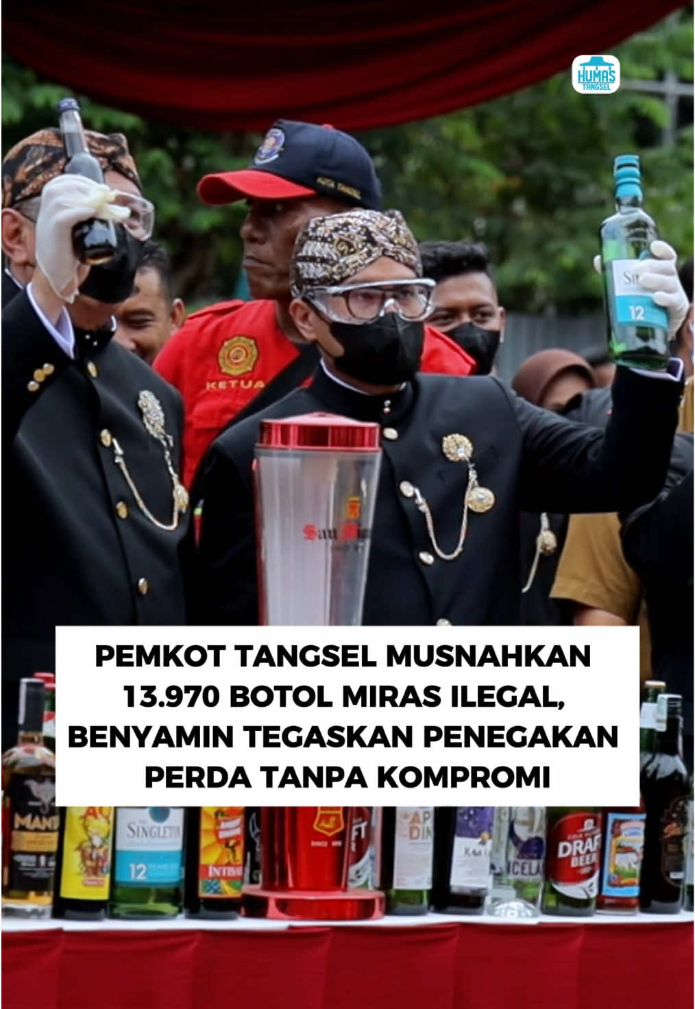 Pemkot Tangsel Musnahkan 13.970 Botol Miras Ilegal, Benyamin Tegaskan Penegakan Perda Tanpa Kompromi TANGSEL - Pemerintah Kota Tangerang Selatan memusnahkan 13.970 botol minuman keras ilegal hasil penindakan sejak awal 2025 hingga November. Pemusnahan berlangsung di halaman Kantor Disdukcapil, Kecamatan Setu pada Rabu (26/11/2025), dipimpin langsung Wali Kota Tangerang Selatan Benyamin Davnie. Benyamin menegaskan bahwa aturan soal minuman beralkohol di Tangsel diberlakukan secara ketat sesuai peraturan daerah. 