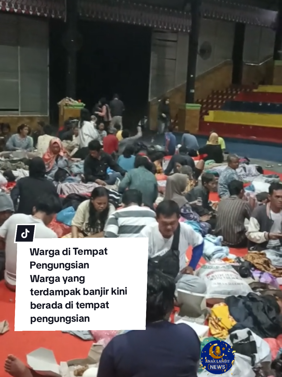 Warga di Tempat Pengungsian Warga yang terdampak banjir kini berada di tempat pengungsian dan dalam kondisi aman. Bantuan terus disalurkan dan proses penanganan masih berlangsung. 🙏 #TapanuliSelatan #BatangToru #Pengungsian #Banjir #InfoBencana  