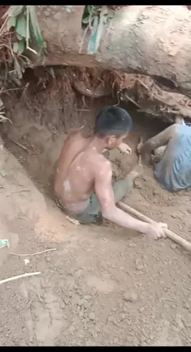 Đào lại lấy lại chiếc xe bị lũ lụt và sạp lở chưa có thấy xe đăng Đào vô trong nữa