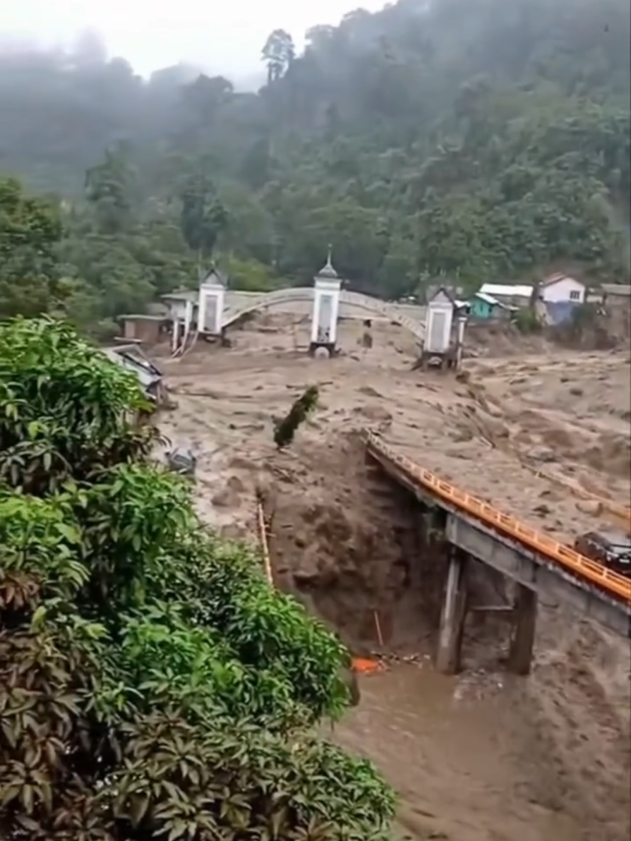 Jembatan Kembar / Batas Kota Padang Panjang  Akses Utama Jalan Nasional Padang - Padang Panjang - Bukittinggi - Payakumbuh  Dilanda Banjir Bandang (Galodo)  Yang menyebabkan arus lalu lintas terputus  Dari informasi terkini terdapat 6 orang korban meninggal dunia yang ditemukan hanyut hingga Kayu Tanam Padang Pariaman  Padang Panjang,  Kamis 27 November 2025.  ⛈️🌊  #Banjir  #BanjirBandang  #Galodo  #PadangPanjang  #SumateraBarat   