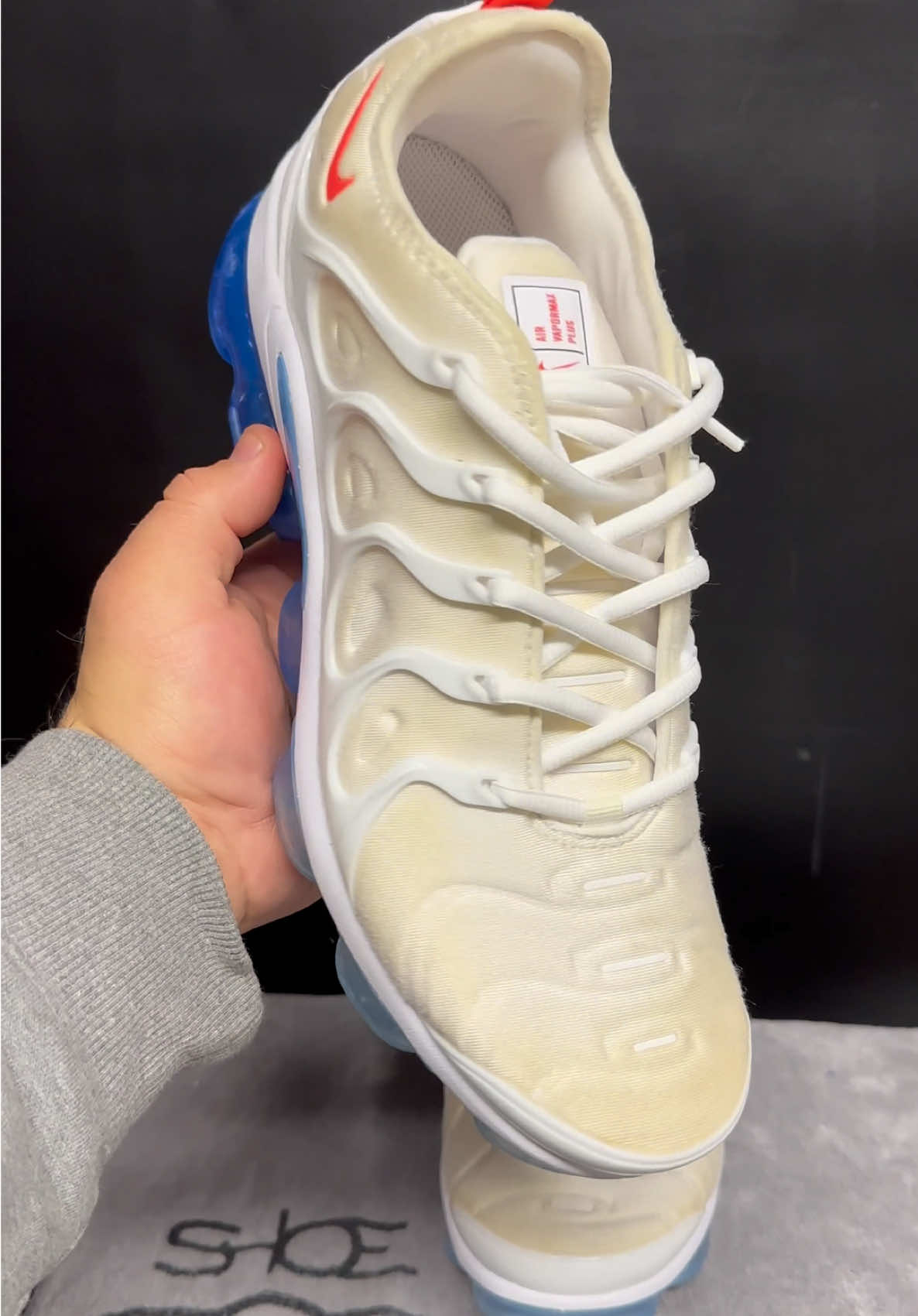 If it’s really just dirt, trust in Shoelada they won’t get hurt👌 #shoedoc #shoelada #shoecleaner #150bucks #vapormax