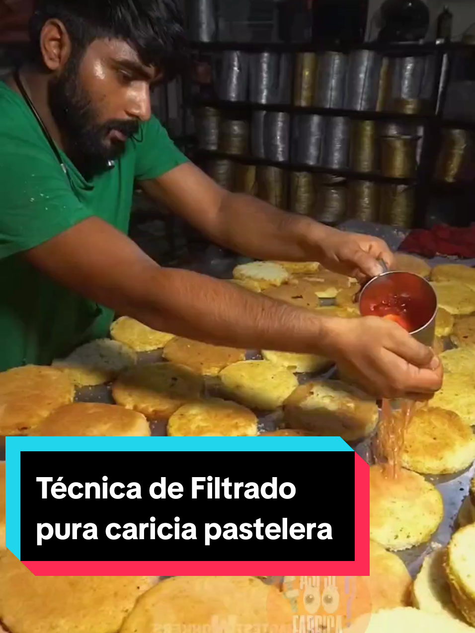 Wilo mete la mano en la chantillí la manosea y la estampa contra el bizcocho, pura caricia pastelera, ojo, que tiene presupuesto para una base giratoria, pero se niega a comprar una paleta, esto se llama repostería al 100%  #reposteria #reposteriacasera #indianfood #foodies #instafood 