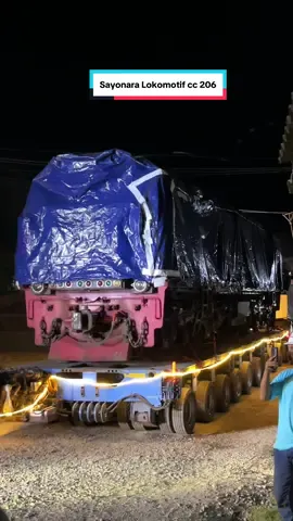 Sayonara Lokomotif cc 206 Saat ini Lokomotif cc 206 Sudah dalam perjalanan menuju JICT Jakarta International Container Terminal. Untuk Railfans daop bersiap menyambut Lokomotif cc 206 di stasiun Pasoso.  Berikut daftar Lokomotif CC206 yang di mutasi ke Jawa : CC 206 15 05 ( Pengiriman Lahat - TNK) CC 206 15 02  ( Pengiriman Rejosari - JICT) CC 206 15 06 ( Pengiriman Rejosari - JICT) CC 206 15 07 ( Pengiriman Rejosari - JICT) Cc  206  15 08  ( Pengiriman Rejosari - JICT) Cc  206. 15 11 ( Pengiriman Rejosari - JICT) CC  206  16 10  ( Pengiriman Rejosari - JICT) fun fact Lokomotif cc 206 16 10 Tidak pernah Beroperasi di wilayah Jawa #lokomotif #cc206 #railfansindonesia #railfans #fyp 