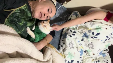 Đang ôm nhau cứ làm phiền #nhậtbản #xuhuong #chúmeotencho #ねこ 