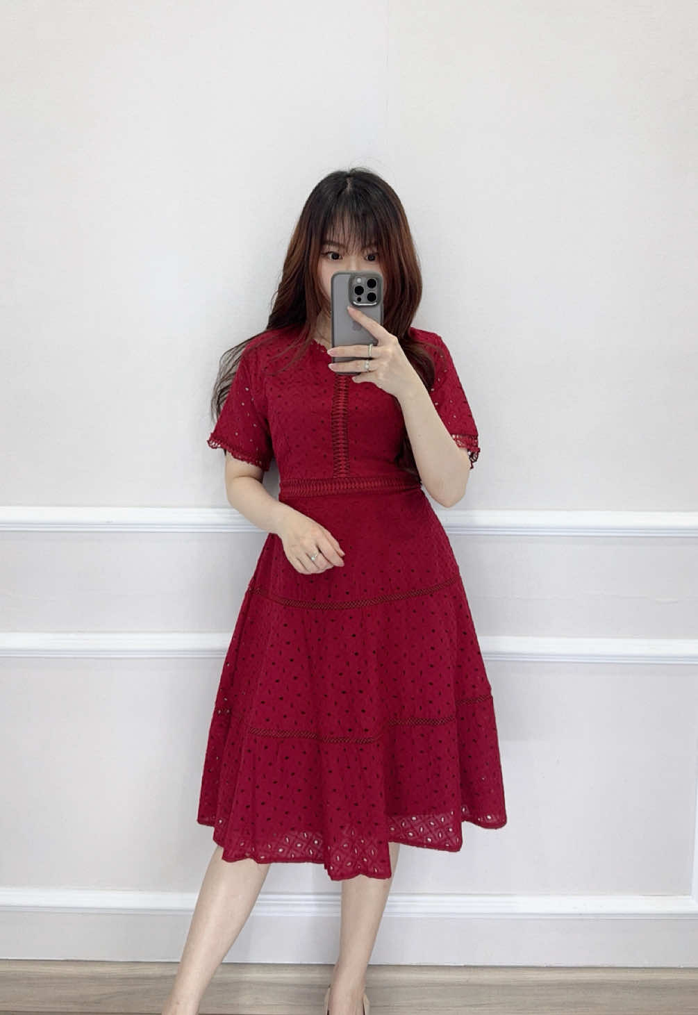 SV 5906 Allena Dress PRICE : 255.000 WS : 240.000 MATT : BROCADE LACE (ada furing) SIZE : FREESIZE (Fit to XS-M) *belakang karet + tali Bust : 92cm Waist : 60-96cm Hip : 98cm Length : 97cm Warna :  1. Hitam 2. Maroon 3. Putih Berat : 410gram