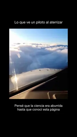 Lo que ve un piloto al aterrizar es una mezcla de precisión técnica, concentración absoluta y belleza visual. Desde la cabina, la pista aparece como una franja iluminada en medio de un paisaje que puede estar completamente oscuro, nublado o brillante, según las condiciones. A medida que descienden, los pilotos observan las luces de aproximación, que les guían en línea recta hacia la pista, junto con los instrumentos de a bordo que les indican altura, velocidad y dirección. En los últimos segundos, la vista se enfoca en el horizonte, la línea de la pista y las señales visuales que confirman que todo está alineado. Todo sucede rápidamente, y cualquier variación del viento o visibilidad exige microajustes constantes. A pesar de la rutina, cada aterrizaje requiere un control milimétrico y, desde esa perspectiva, cada uno es una experiencia única.