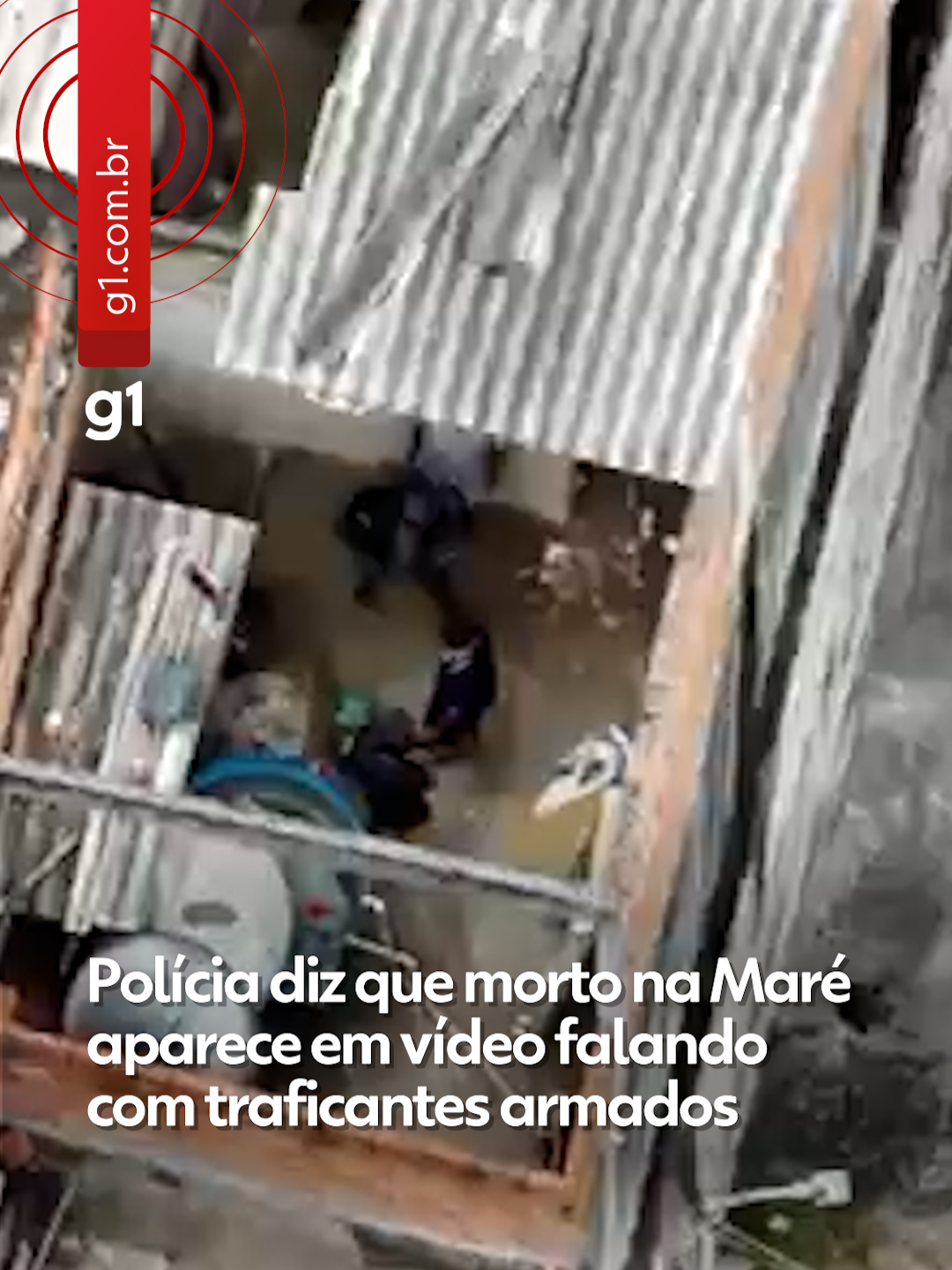 Rio de Janeiro - A Polícia Civil diz que Bruno Paixão, morto a tiros na operação desta quarta (26) no Complexo da Maré, Zona Norte do Rio, aparece em imagens gravadas por um drone falando com traficantes armados. A família reconheceu o corpo dele no Instituto Médico Legal nesta quinta (27) e nega qualquer envolvimento com o crime. Segundo a polícia, Bruno é o homem de camisa azul que aparece em um quintal falando com três homens. Os policiais afirmam que os homens eram alvos da operação. Ainda de acordo com a polícia, durante a operação, Bruno tentou se esconder em uma kombi e que, ao tentar ser rendido, ele teria reagido com uma pistola e foi baleado. As imagens desse momento não foram divulgadas pela corporação. Na tarde de quarta, amigos e parentes de Bruno fizeram um protesto. Saiba mais clicando em 'leia o artigo' #g1 #g1local #riodejaneiro #complexodamaré #investigação #tikoknotícias