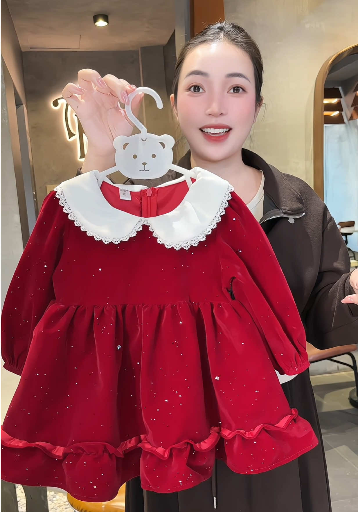 Váy nhung đỏ cổ sen cho bé gái #meminmax95 #quanaotreem #vaybegai #vaynhungbegai 