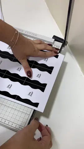 Como cortar papéis na guilhotina parapelaria personalizada e não errar mais! #papelariapersonalizada #fypシ゚ #guilhotinadepapel #brindespersonalizados #graficaonline 