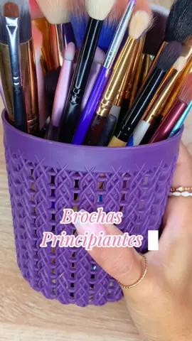 ✨Brochas Básica✨ Nivel principiantes ✨Estas 4 brochas te salvarán! Te recomiendo tener 2 o 3 difuminadoras, 2 planas (una para cremosos y otra sombras satinada), 2 biseladas ( cejas y delineado) y tu limpiador en seco.  🩷 ENVÍASELO A TU AMIGA QUE LO NECESITA 👯‍♀️📩  #tipsdemaquillaje #shadow #blending #brochasdemaquillaje #makeup      