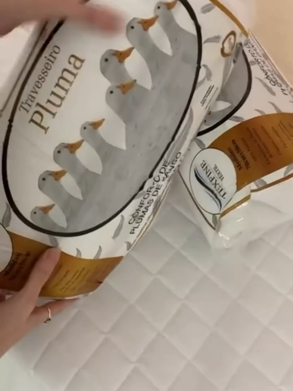 Kit 4 Travesseiro Pluma de Ganso Confortavel e Macio Antiacaro 70x50cm #travesseiro #travesseiroplumadeganso #travesseiroantiacaro #travesseiropluma 