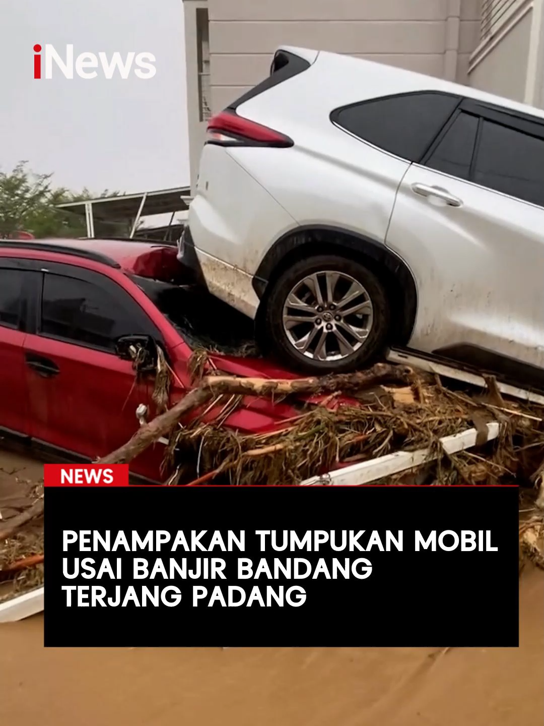 Sisa-sisa banjir bandang masih menumpuk di area perumahan Luminpark Cluster, di Lubuk Minturun, Kecamatan Koto Tangah, Kecamatan Koto Tangah, Kota Padang, Sumatera Barat (Sumbar), Kamis (27/11/2025).  Kawasan ini jadi salah satu lokasi yang cukup parah terdampak bencana. Material lumpur dan batang pohon merusak sejumlah rumah warga. Tak hanya itu, ada empat korban yang ditemukan tewas.  Mereka terdiri dari dua orang dewasa, satu remaja dan satu anak-anak. Material banjir bandang berupa lumpur, pasir dan kayu-kayu memenuhi area perumahan, banyak kendaraan tertimbun dan menumpuk. #Banjir #Padang #BancanaAlam #SumateraBarat #BanjirBandang