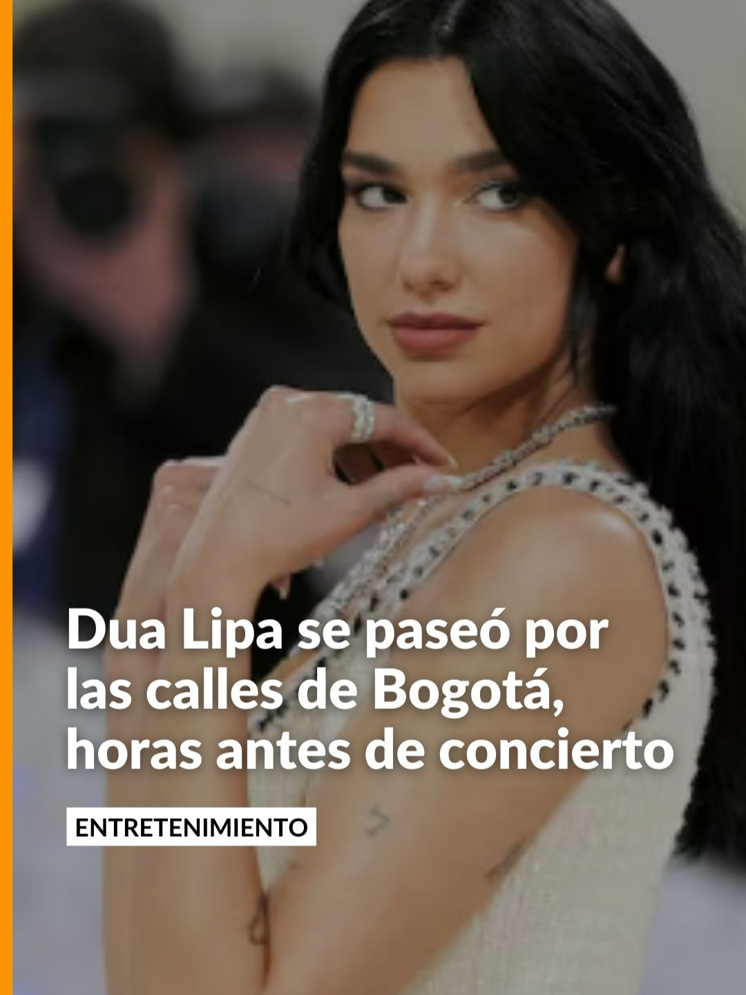Dua Lipa, la artista británica, sorprendió a sus seguidores al recorrer las calles de La Candelaria y el centro de Bogotá en compañía de su familia, horas antes de su presentación en la capital. Más en noticiascaracol.com 27/11/25