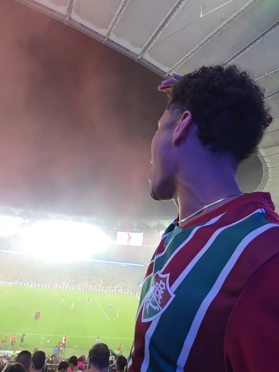 QUE NOITE MEUS AMIGOS!  hoje vim pro maraca assistir o flu jogar e assisti não só o show do time e da torcida, mas também o show preparado pela @Samsung Brasil  junto com Gemini, com a projeção das cores do fluzão no gramado. Foi lindo demais!!! e eu pude registrar tudo com a câmera poderosa do meu Galaxy S25 Ultra e ainda editar uma imagem irada com o Gemini. Que noite! #TeamGalaxy #Gemini #GalaxyS25Ultra #publi 