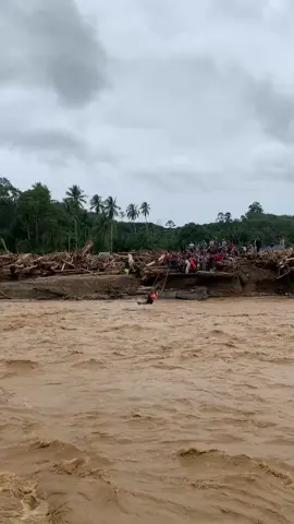 antri penyebrangan penduduk tapteg ke tapsel dan sebaliknya semoga saudara