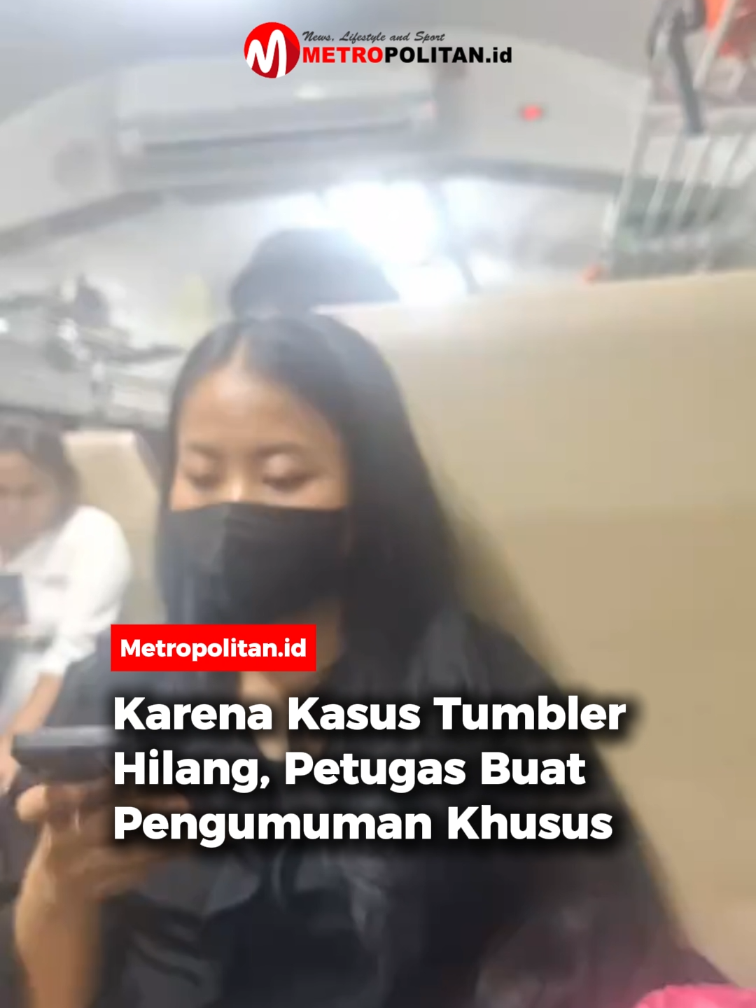 Setelah viral kasus tumbler pasangan suami istri Alvin Harris dan  Anita Dewi,yang ramai dibicarakan, petugas KRL akhirnya memberikan himbauan khusus.  Momen ini langsung menyita perhatian penumpang di dalam gerbong. Langkah cepat ini dianggap sebagai respon untuk meningkatkan kewaspadaan dan kenyamanan bersama. Barang bawaan kecil sekalipun kini jadi perhatian serius. 🎥: TikTok/infogarutraya/picipio #metropolitanid #tumblertuku #kai #petugaskai #pengumumankhusus #tumblerhilang