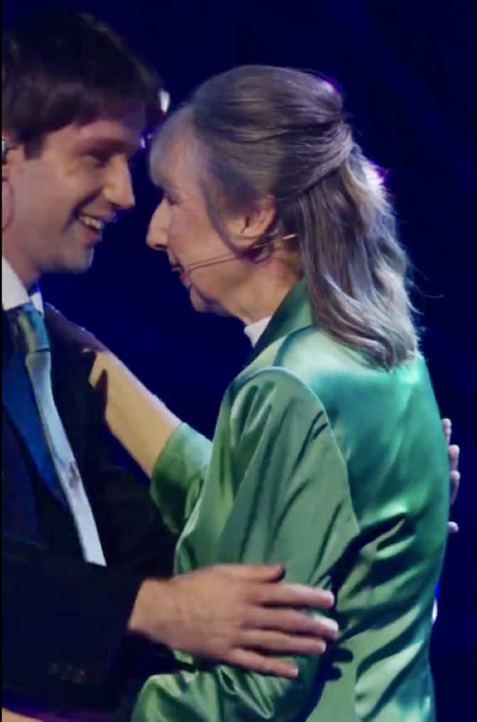 The duet that melted millions gets a big-stage encore 🥹 TikTok sensation Jude York and his mom reprised their viral #abba cover - where she unexpectedly begins harmonizing from the kitchen - at the TikTok Australia Awards 😭 😭 😭  📽️: judeyork  #tiktok australia