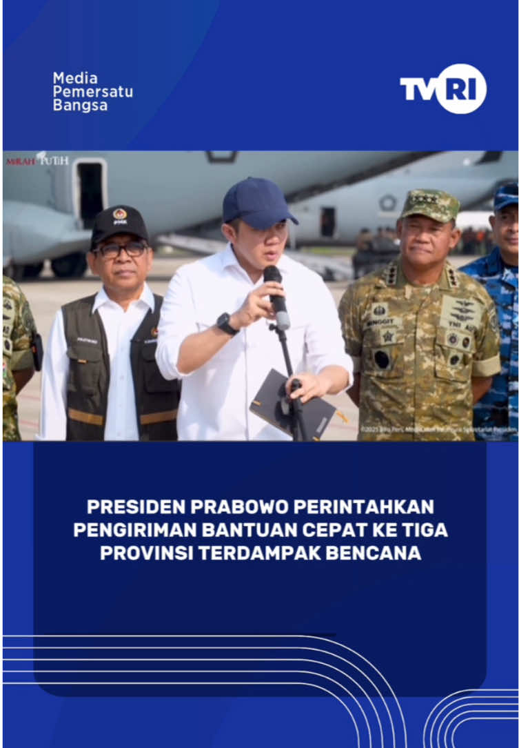Pemerintah kembali mengirimkan bantuan penanganan bencana alam ke tiga provinsi terdampak—Aceh, Sumatra Utara, dan Sumatra Barat—pada Jumat pagi, 28 November 2025. Pengiriman dilakukan atas instruksi langsung Presiden Prabowo Subianto, yang sejak hari pertama bencana telah memerintahkan seluruh jajaran untuk bergerak cepat mengirim bantuan ke lapangan. Sekretaris Kabinet, Teddy Indra Wijaya, menjelaskan bahwa pengiriman bantuan terbaru dilakukan pada pukul 07.30 WIB dari Lanud Halim Perdanakusuma, Jakarta. “Jadi pagi ini sekitar pukul setengah delapan pagi, telah diberangkatkan, atas instruksi langsung Bapak Presiden tadi malam kepada seluruh jajaran terkait, untuk memberangkatkan pagi ini empat pesawat: tiga pesawat Hercules, kemudian satu pesawat A400 yang awal bulan ini tiba di Tanah Air untuk terbang ke tiga provinsi yang terdampak bencana,” ujar Seskab Teddy dalam keterangan persnya kepada awak media usai pengiriman bantuan. Seskab Teddy juga menjelaskan bahwa keempat pesawat tersebut akan diterbangkan menuju bandara-bandara terdekat dari lokasi terdampak. “Jadi akan ke Padang, Sumatra Barat, kemudian ke bandara terdekat di Tapanuli, itu tepatnya nanti akan ke bandara Silangit, Sumatra Utara, kemudian satu ke bandara di Banda Aceh dan Lhokseumawe Aceh Utara karena adalah bandara terdekat dengan lokasi terdampak,” ungkap Seskab Teddy. Seskab Teddy menegaskan bahwa langkah ini bukan pengiriman pertama. Sejak awal bencana, Presiden Prabowo telah memberikan arahan tegas agar seluruh bantuan dikirimkan tanpa jeda. “Sejak hari pertama tanggal 25 November, Bapak Presiden sudah langsung menginstruksikan kepada Bapak Menko PMK untuk mengkoordinir secara langsung terkait penanganan bencana,” kata Seskab Teddy. Dalam beberapa hari terakhir, alur bantuan terus berlangsung melalui pesawat TNI maupun maskapai sipil. Seluruh kebutuhan yang dikirim disesuaikan dengan kondisi aktual di lapangan, berdasarkan komunikasi langsung pemerintah pusat dengan para kepala daerah. #TVRI #BencanaAlam #Aceh #SumatraUtara #SumatraBarat 