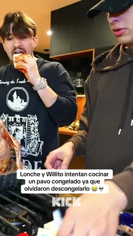 Lonche y Willito intentan cocinar un pavo congelado ya que olvidaron descongelarlo 😭💀 || #lonche #willito #viral 