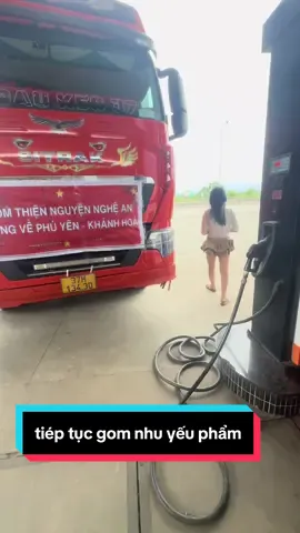 e muốn gom thêm@nhu yếu phẩm cho bà con vùng lũ chuyến thứ 2! mong tất cả mn trên mảnh đất 37 chung tay góp sức( quần áo cũ( mới xíu) gạo mì nước chăn gối màn…… ! e gom 5 ngày ạ !  @nudaukeo.37 