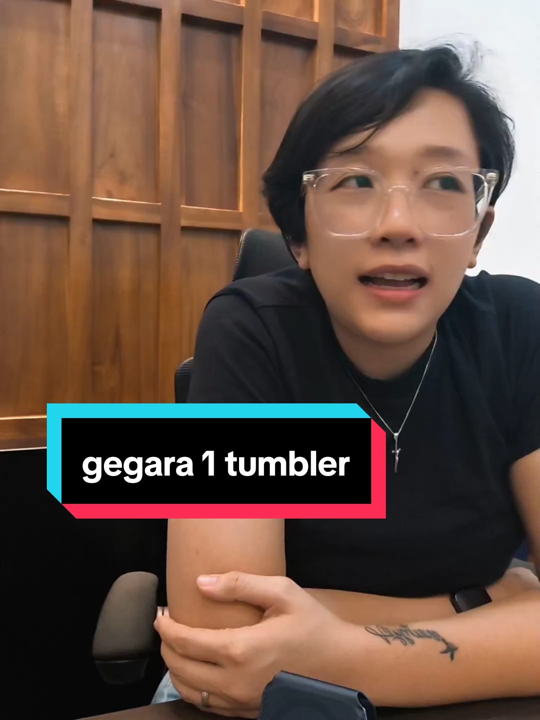 TUMBLER YANG BUAT HEBOH SE-INDONESIA. Pelajaran, jangan lalai sama barang milik sendiri. dan kalau orang sudah mau kooperatif dan bertanggung jawab. jangan malah dijatuhkan.  #KRL #kai #tumbler #tumblerviral #fyp 