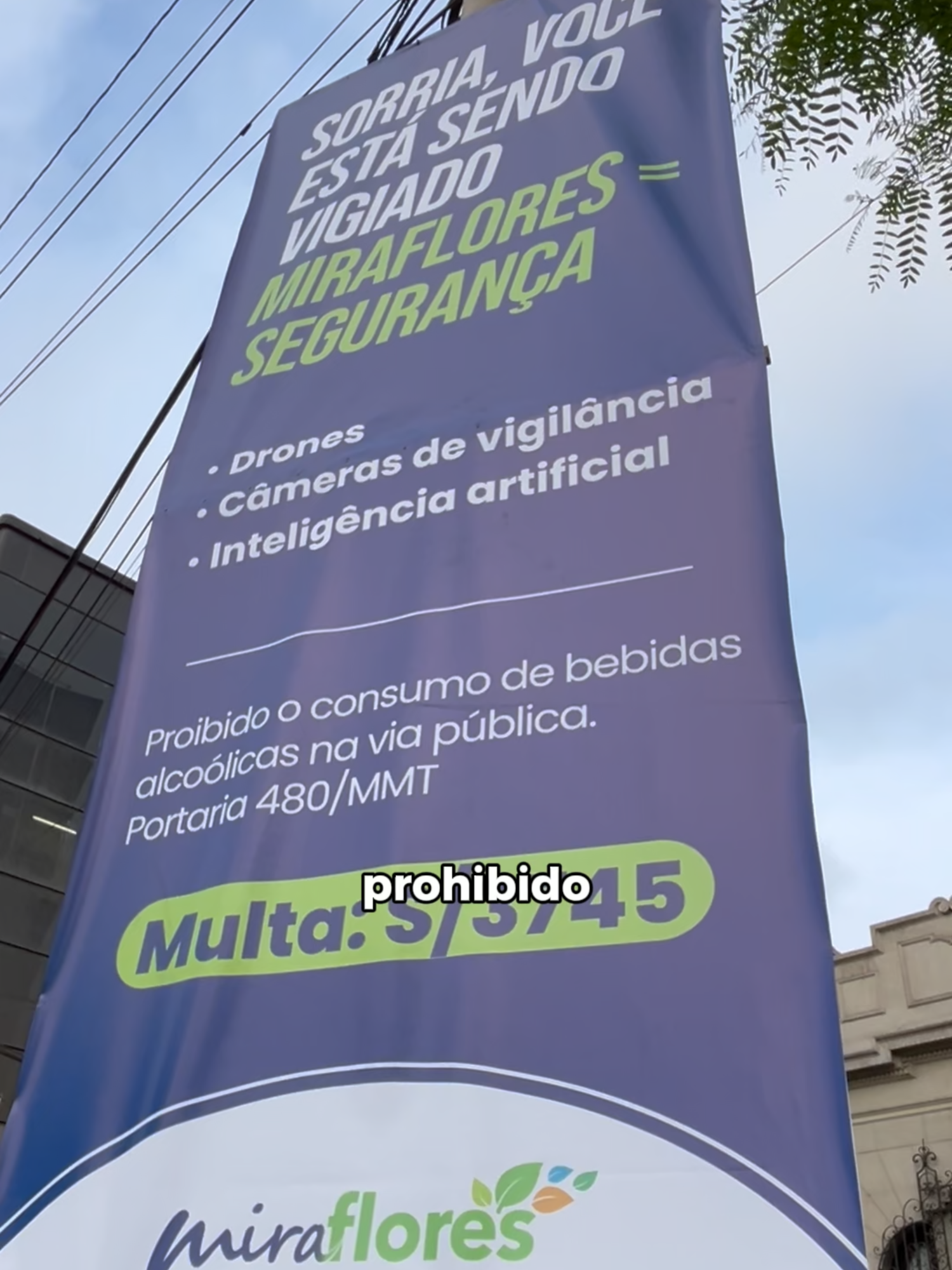 En Perú un extranjero hace parrilla en la calle y toma chelas, pero si un peruano lo hace va preso 🤔🇵🇪Calle de las Pizzas: hinchas del Flamengo tomando en el piso, parrilla improvisada, basura por todos lados 🍺🔥 Cartel en portugués: 