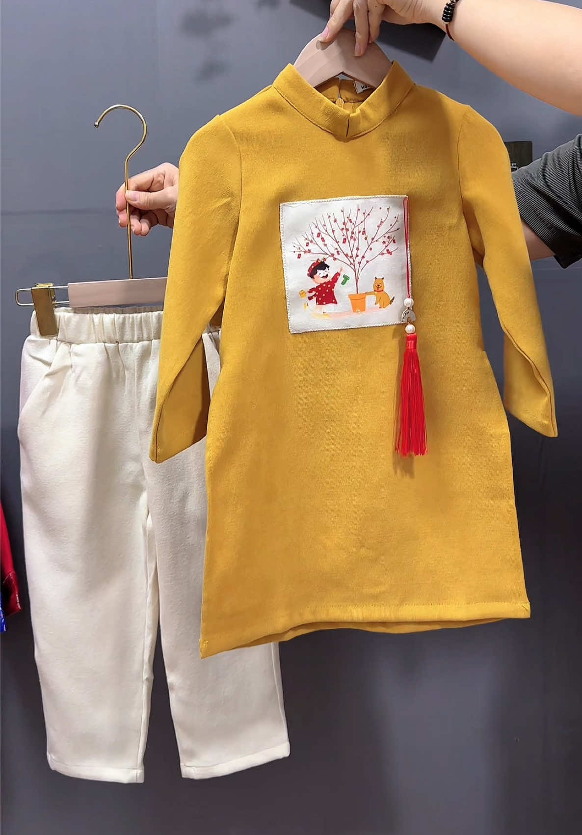 Áo dài cách tân cho bé yêu. #xuhuong #mebereview #aodai #aodaicachtan #aodaitet 