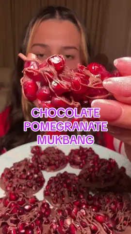 Sooooooo good #fyp #pomegranates #mukbang #crunchyasmr #chocolatepomegranate 