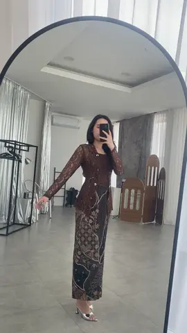 Set kebaya tercantik #dressnatal #dressnatal2025 #dresspesta #dressbatik #kebayabatik 