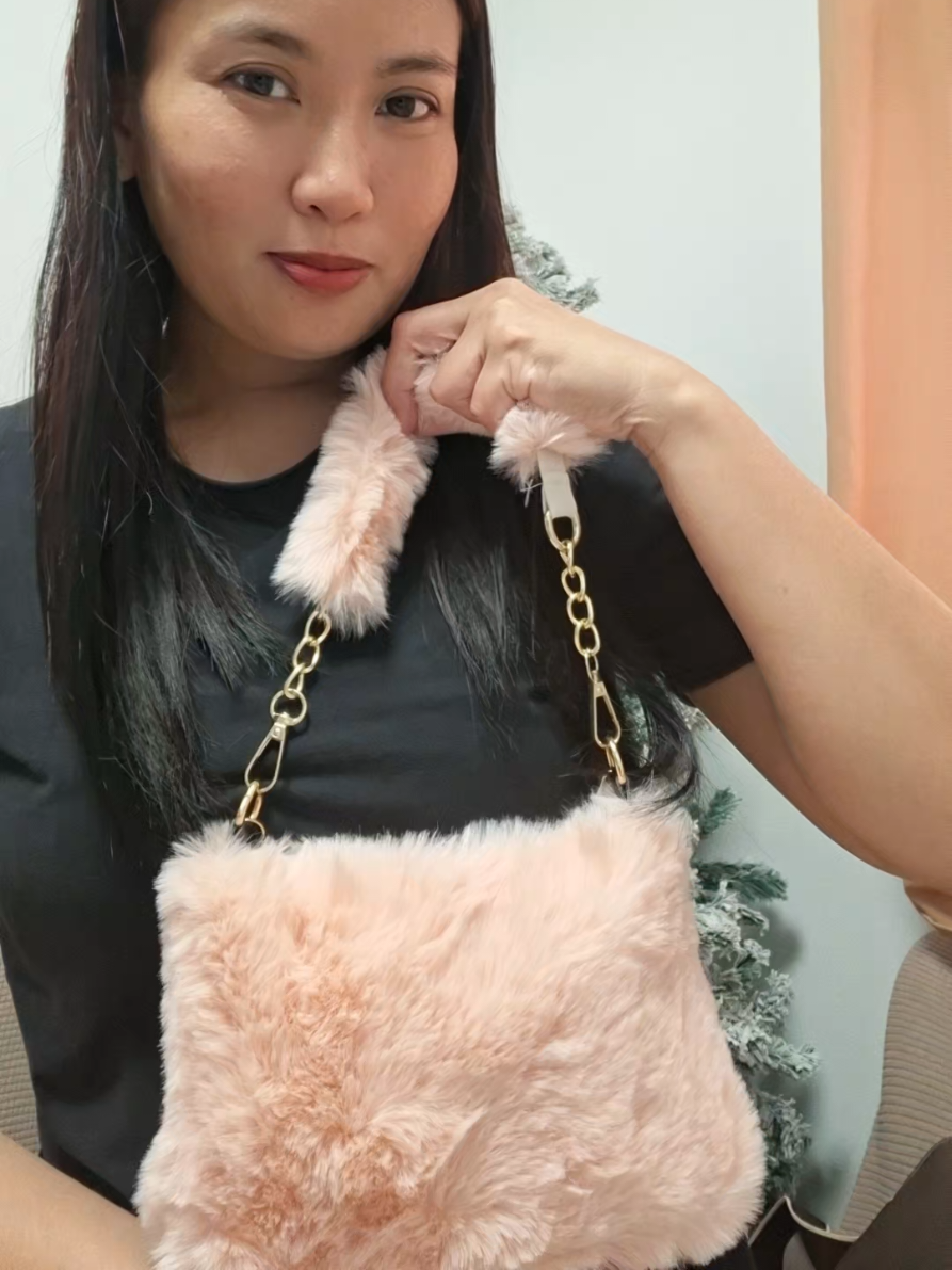 napaka cute ng bag na to mga mare.#fluffybag #fashionbag #slingbag #handbag  disclaimer:prices may vary after promotion ends