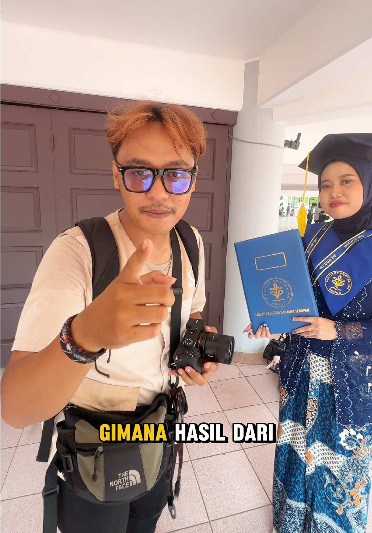 Gelar adalah penghargaan, tetapi karakter adalah bekal utama untuk masa depan. Happy Graduation kak Tiara✨ moment foto wisuda Mahasiswa  Universitas IPB🎓 (Insitut pertanian bogor) #wisuda2025 #fhotoshoot #ipbuniversity #mahasiswa