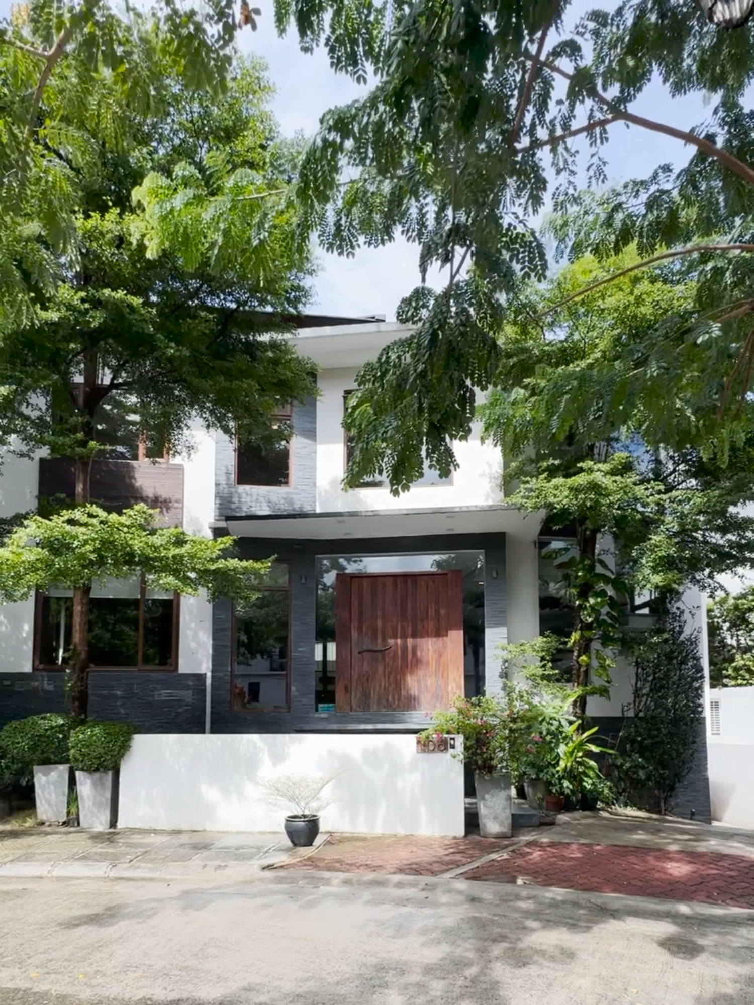 Enchanting 4-Bedroom House and Lot for Sale in Paseo De Magallanes, Makati #presello #houseandlotforsale #housedesign Presello ID: 85874. Price Link in BIO📌