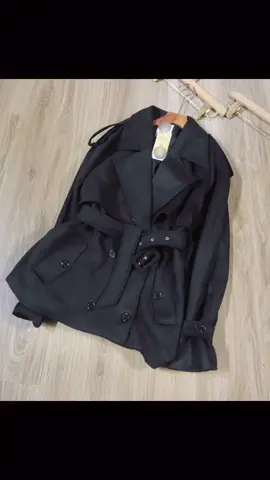 Form trench coat này đúng kiểu mặc vào là “SANG XỊN THẬT SỰ”. Da lộn Trenchcoat Xịn- đẹp – mềm – mịn, cầm lên thôi là thấy chất tiền. Thiết kế đai eo siêu tôn dáng, ve cổ lớn chuẩn trendy. Moonpeace làm cực kỹ, áo 2 lớp chắc chắn – hàng chuẩn đẹp  Có 2 màu: Nâu Tây & Đen . ◾️Size S M L S:44-52kg, M:53-58kg, L:59-65kg 💰668k #VNXK #hangxuatdu #duxin #damdutiec #vaycongso #thoitrangcongso #tuivnxk #tuicoach #giadung #dogiadung #giadungchinhhang #giadunggiatot #pickleball #yoga #pilates