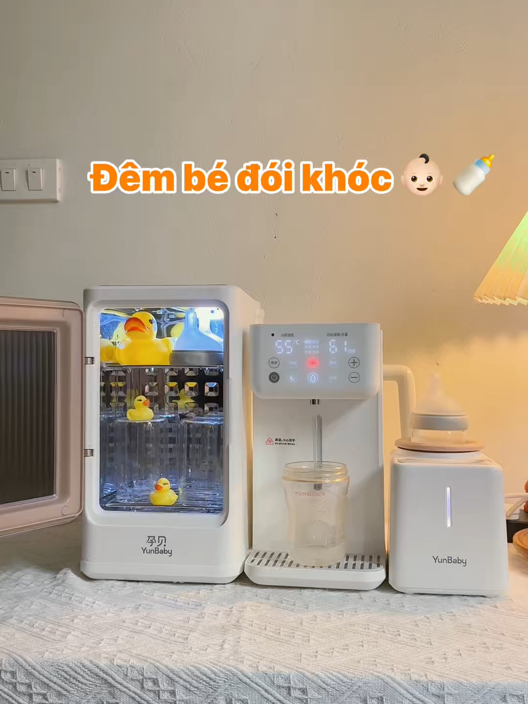 Mẹ phải đun nước, giữ nhiệt, đo độ, rót… tất cả quá tốn thời gian. X26 gom hết vào 1 máy: đun – giữ nhiệt – rót tự động – tiệt trùng UVC. Một nút là xong #mayrotnuoctudong #maylacsua #mayhamsua #yunbaby #viral #xuhuong #mevabe #mayphasua #tiettrungbinhsua #maytiettrungsaykho