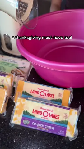 shredding cheese has never been easier 👏 #cheesegrater #thanksgiving #macncheese #rotarycheesegrater #tiktopshopcybermonday #tiktokshopblackfriday 