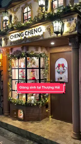 Một cửa hàng bán đồ DIY và lưu niệm tại Thượng Hải trang trí giáng sinh siêu ấm cúng. Dự đoán đây sẽ là điểm check in hot hit của giới trẻ Thượng Hải và khách du lịch trong mùa Giáng sinh 2025 🎄 Go Shanghai chuyên cung cấp tour private, dịch vụ HDV online và dịch vụ chụp ảnh chuyên nghiệp tại Thượng Hải ❤️ #goshanghai #shanghai #dulichtrungquoc #privatetour #photoshoot