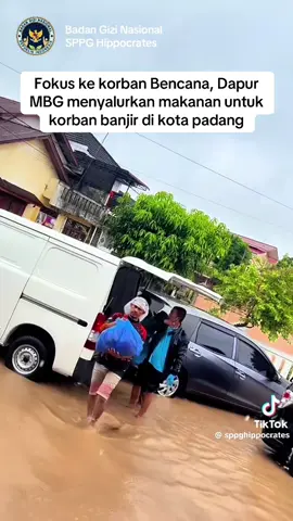Bencana banjir dan longsor yang menerjang beberapa kawasan di pula Sumatera membutuhkan uluran tangan langsung. Dapur MBG memberikan bantuan makanan langsung pada korban bencana banjir di kota Padang #banjirpadang #makananbergizigratis #sppg 
