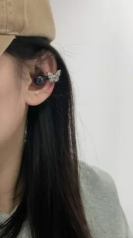 A pair of earphones that look like earrings, not only beautiful, but also very functional! You can quickly switch music, answer calls, etc. Are you sure you don't want to take a look?#ClipOnEarbuds #BudgetTech #headphones #affordablefinds #WirelessEarbuds #trending #bestlifefinds#auricular #Deals #TikTokShopDealsforyoudays #DealsForYouDays #DealsForYou #TreasureFinds #2025BackToSchool #spotlightfashion #technology #RushReady #FallDealsForYou#fyp#gift#giftideals #blackfriday #tiktokshopblackfriday #couplegifts2025 #tiktokshopsale2025#tiktokshopbacktoschool#blackfridaydeals #tiktokshopcybermonday#Viral#foryoupage#capcut 