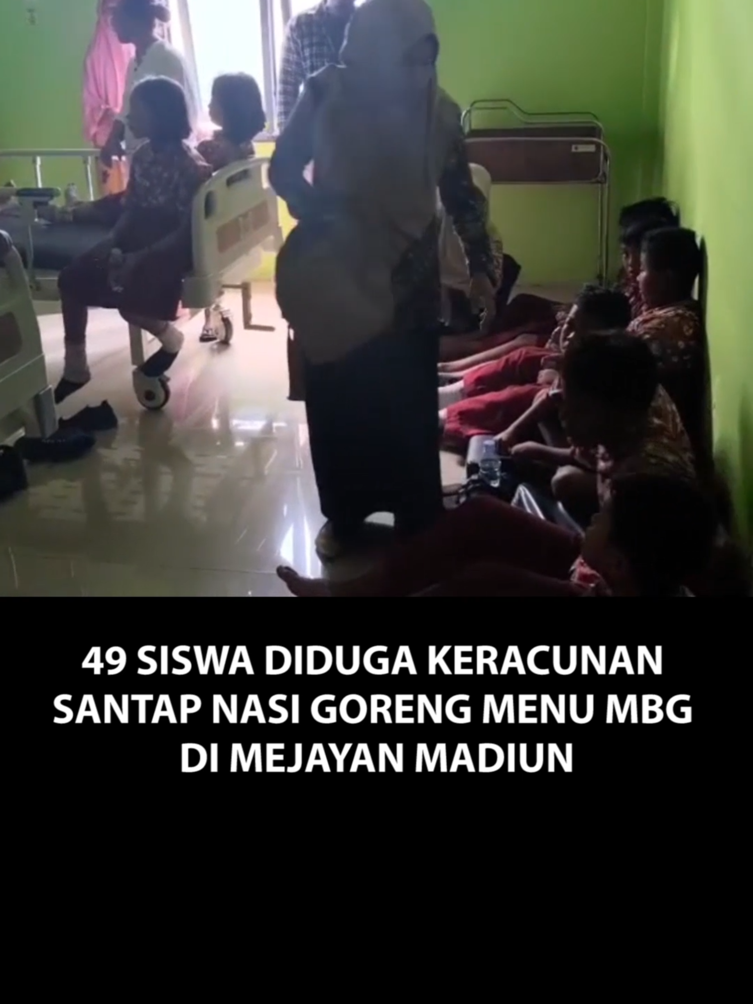Puluhan Siswa Sekolah Dasar di Kecamatan Mejayan, Kabupaten Madiun mengalami gejala mual dan muntah massal setelah mengonsumsi menu nasi goreng program makan bergizi gratis (MBG). Peristiwa ini memicu penanganan darurat hingga sejumlah siswa harus dirujuk ke fasilitas kesehatan untuk mendapatkan perawatan lebih lanjut. #berandatiktok #fypppppppppppppp #beritaviral #fypage #berandafypシ #sppg #mbgcore #mbg #keracunan #keracunanmbg #programmbg