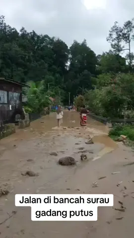putus jalan di bancah surau gadang.  #banjirbandang #maninjau #longsor #tjraya #agam 